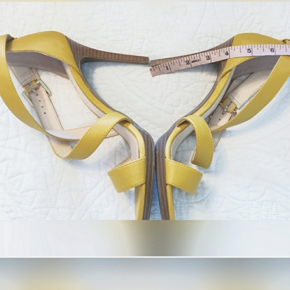 Tahari Yellow Heels. - Picture 10 of 12
